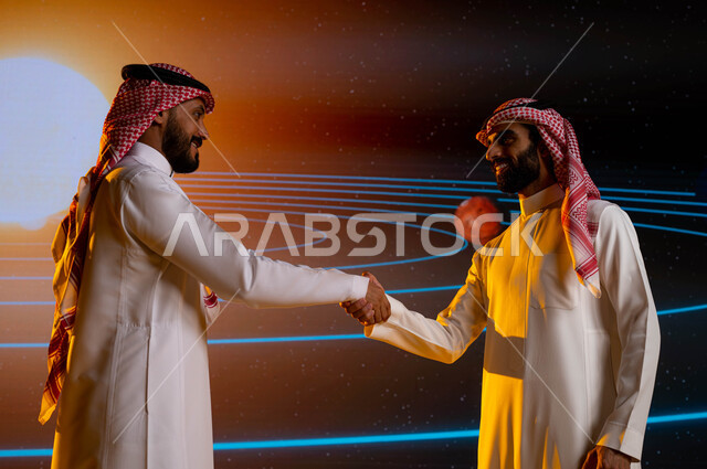 نمو وتطوير قطاع الفضاء في السعودية، رجلان اعمال عربيان سعوديان خليجيان يتصافحان، اتفاقات عمل فضائية سعودية، رحلة السعودية نحو الفضاء الخارجي، خلفية شاشة عرض لمسار حركة الارض والكواكب حول الشمس، رؤية مستقبلية 2030