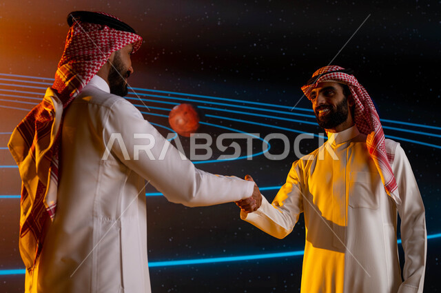 خلفية شاشة عرض لمسار حركة الارض والكواكب حول الشمس، نمو وتطوير قطاع الفضاء في السعودية، رجلان اعمال عربيان سعوديان خليجيان يتصافحان، اتفاقات عمل فضائية سعودية، رحلة السعودية نحو الفضاء الخارجي، رؤية مستقبلية 2030