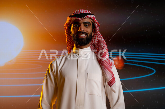 رحلة السعودية نحو الفضاء الخارجي، رجل اعمال سعودي عربي خليجي يقف امام شاشة الكترونية حديثة، ايماءات وجه تدل على السعادة، نمو وتطوير قطاع الفضاء في السعودية، خلفية شاشة عرض لمسار حركة الارض والكواكب حول الشمس، رؤية مستقبلية 2030