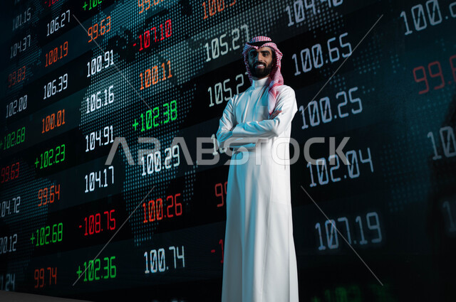 متابعة الأسهم في البورصة السعودية، رجل أعمال عربي خليجي سعودي يقف أمام شاشات تداول الأسهم بأيدي مكتوفة، البيانات والمعلومات المالية الرقمية، الاستثمار المالي والاقتصادي، خلفية شاشة عرض رقمية للأسواق والبورصة السعودية