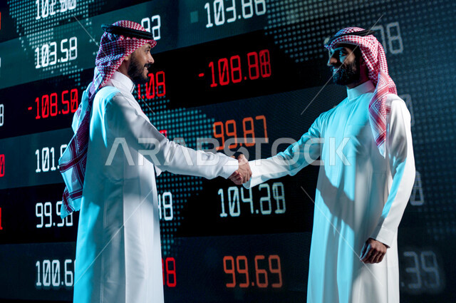 خلفية شاشة البيانات والمعلومات ذات الطبيعة الرقمية، رجلان اعمال سعوديان عربيان خليجيان يتصافحان، صفقة عمل وتعاقدات واتفاقيات اقتصادية سعودية ناجحة، شاشة إلكترونية حديثة لعرض الأسهم المتداول بها في السعودية، الإستثمار في البورصة السعودية