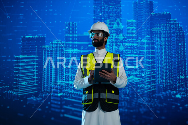 الحداثة والإبتكار والتطور في الهندسة المعمارية الذكية، مهندس عربي خليجي سعودي يرتدي نظارة الواقع الافتراضي ويستخدم التابليت في متابعة المخططات الهندسية المتطورة، خلفية هولوجرامية ثلاثية الأبعاد للأبراج وناطحات السحاب السعودية، رؤية مستقبلية 2030