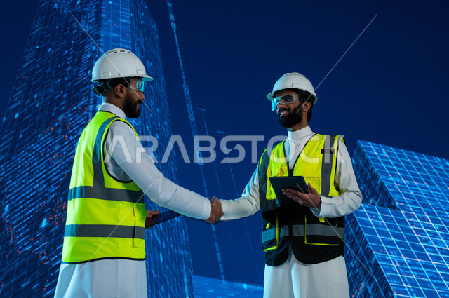 تعاقدات واتفاقيات عمل سعودية ناجحة مع شركات هندسية متطورة، مهندسان عربيان خليجيان سعوديان يرتديان نظارة الواقع الإفتراضي ويتصافحان، التصاميم الهندسية للمشاريع المستقبلية، خلفية هولوجرامية ثلاثية الابعاد للابراج وناطحات سحاب السعودية، رؤية مستقبلية 2030