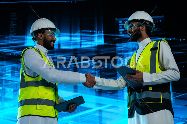خلفية هولوجرامية ثلاثية الأبعاد للتصاميم والمخططات الهندسية للمشاريع والمباني المستقبلية في السعودية، مهندسان عربيان خليجيان سعوديان يرتديان نظارة الواقع الإفتراضي ويتصافحان، اتفاقيات عمل وتعاقدات سعودية ناجحة مع شركات هندسية متطورة، رؤية مستقبلية 2030