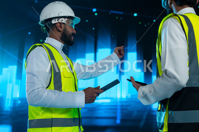 مناقشة التصاميم الهندسية من خلال شاشة هولوجرامية ثلاثية الأبعاد، مهندسان عربيان سعوديان خليجيان يرتديان نظارات الواقع الافتراضي ويستخدمان التابليت في متابعة الأبراج وناطحات السحاب السعودية، دمج التقنية في مجال الهندسة المعمارية، رؤية مستقبلية 2030