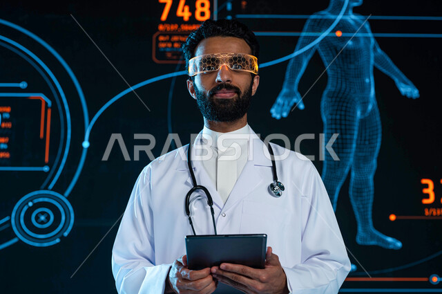 استخدام التكنولوجيا في التحاليل والفحوصات الطبية، طبيب عربي سعودي خليجي يرتدي نظارات الواقع الافتراضي ويستخدم التابليت، تشخيص الحالات المرضية من خلال شاشات إلكترونية حديثة، شاشة هولوجرامية ثلاثية الابعاد لأبحاث الحمض النووي، رؤية مستقبلية 2030
