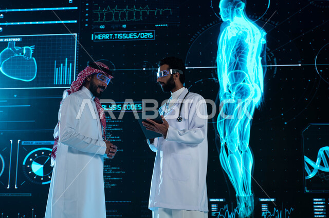 دمج التقنية والتكنولوجيا في الطب الحديث، طبيب ورجل عربيان سعوديان خليجيان يرتديان نظارات الواقع الإفتراضي، شرح الحالات المرضية عبر التابلت، خلفية شاشة هولوجرامية ثلاثية الابعاد لأبحاث الحمض النووي والأبحاث الجينية المتطورة، رؤية مستقبيلة 2030
