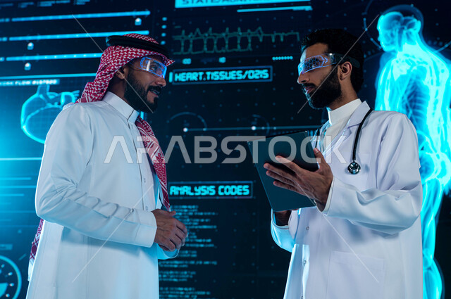 تشخيص وشرح الحالات المرضية عبر التابلت، طبيب ورجل عربيان سعوديان خليجيان يرتديان نظارات الواقع الإفتراضي، خلفية شاشة هولوجرامية ثلاثية الابعاد لأبحاث الحمض النووي والأبحاث الجينية المتطورة، دمج التقنية والتكنولوجيا في الطب الحديث، رؤية مستقبيلة 2030