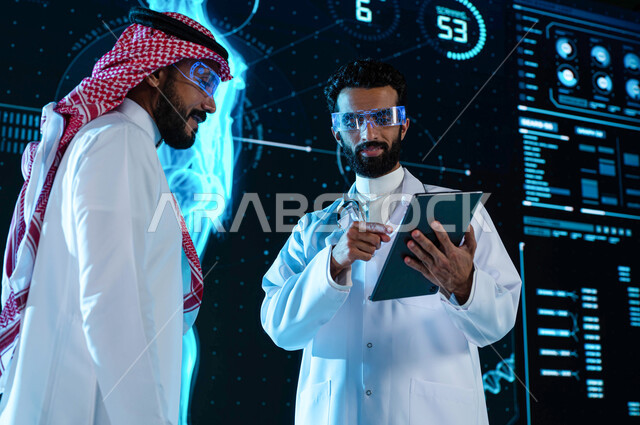 خلفية شاشة هولوجرامية ثلاثية الابعاد لأبحاث الحمض النووي والأبحاث الجينية المتطورة، طبيب ورجل عربيان سعوديان خليجيان يرتديان نظارات الواقع الإفتراضي، تشخيص وشرح الحالات المرضية عبر التابلت، دمج التقنية والتكنولوجيا في الطب الحديث، رؤية مستقبيلة 2030