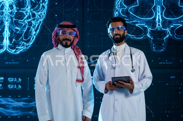 تشخيص وشرح الحالات المرضية من خلال جهاز التابليت، مراكز ومستشفيات حديثة متطورة، طبيب ورجل خليجيان سعوديان يرتديان نظارة الواقع الافتراضي، خلفية شاشات هولوجرامية ثلاثية الابعاد لتصوير الرنين المغناطيسي المتطور لدماغ الإنسان، رؤية مستقبلية 2030