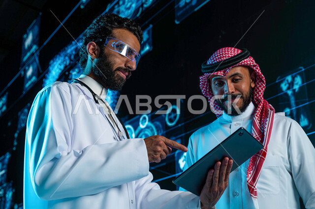 خلفية شاشات هولوجرامية ثلاثية الأبعاد للأبحاث الجينية المتطورة، طبيب سعودي خليجي عربي يرتدي المعطف ونظارة الواقع الإفتراضي ويستخدم التابليت في شرح وتشخيص الحالات المرضية لرجل بالزي السعودي، استخدام التكنولوجيا في أبحاث الحمض النووي، رؤية مستقبيلة 2030