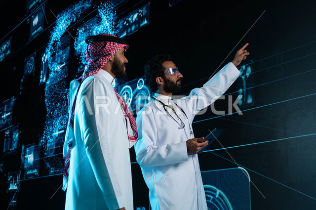 تشخيص وشرح الحالات المرضية لرجل بالزي السعودي من خلال شاشة هولوجرامية ثلاثية الأبعاد، طبيب عربي سعودي خليجي يرتدي المعطف الأبيض ونظارة الواقع الإفتراضي، استخدام التكنولوجيا في اجراء أبحاث الحمض النووي والأبحاث الجينية المتطورة، رؤية مستقبلية 2030