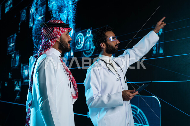 استخدام التكنولوجيا في اجراء أبحاث الحمض النووي والأبحاث الجينية المتطورة، طبيب عربي سعودي خليجي يرتدي المعطف الأبيض ونظارة الواقع الإفتراضي ويقوم بتشخيص وشرح الحالات المرضية لرجل بالزي السعودي من خلال شاشة هولوجرامية ثلاثية الأبعاد، رؤية مستقبلية 2030