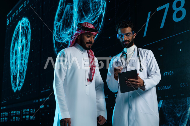 خلفية شاشات هولوجرامية ثلاثية الابعاد للتصوير باشعة الرنين المغناطيسي لدماغ الإنسان، طبيب عربي سعودي خليجي يرتدي المعطف الأبيض ونظارة الواقع الإفتراضي، تشخيص وشرح الحالات المرضية عبر التابليت، دمج التقنية والتكنولوجيا في الطب الحديث، رؤية مستقبيلة 2030
