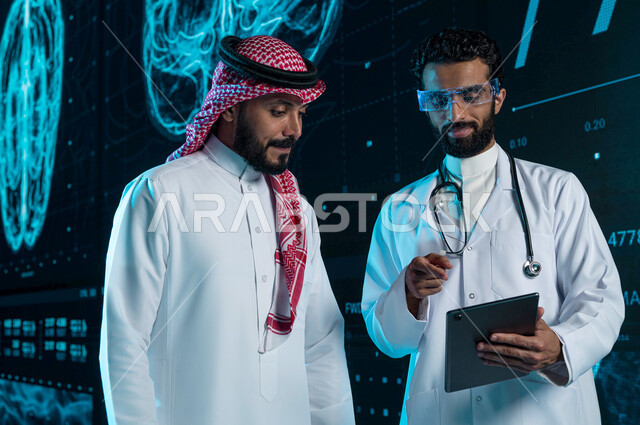 تشخيص وشرح الحالات المرضية عبر التابليت، طبيب عربي سعودي خليجي يرتدي المعطف الأبيض ونظارة الواقع الإفتراضي، خلفية شاشات هولوجرامية ثلاثية الابعاد للتصوير باشعة الرنين المغناطيسي لدماغ الإنسان، دمج التقنية والتكنولوجيا في الطب الحديث، رؤية مستقبيلة 2030