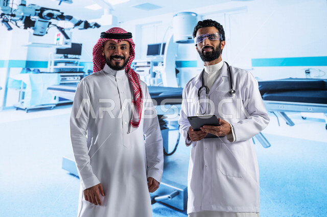 معدات وأجهزة طبية إلكترونية متطورة في المستشفيات والمراكز الحديثة، طبيب عربي سعودي خليجي يرتدي المعطف الأبيض ونظارة الواقع الافتراضي ويحمل بيده جهاز التابلت ويقف بجانب رجل يرتدي الزي السعودي، دمج التقنية والتكنولوجيا في الطب الحديث، رؤية مستقبلية 2030