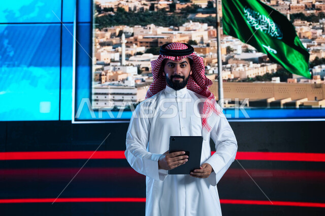 تقديم النشرة الإخبارية، مذيع عربي سعودي خليجي يقوم بقراءة الموجز الإخباري بإستخدام التابليت، دمج البيئة العملية مع التقنية والتكنولوجيا، الإحتفال بيوم العلم السعودي وإحياء ذكرى اليوم الوطني، خلفية شاشة إلكترونية لمدن ومعالم السعودية