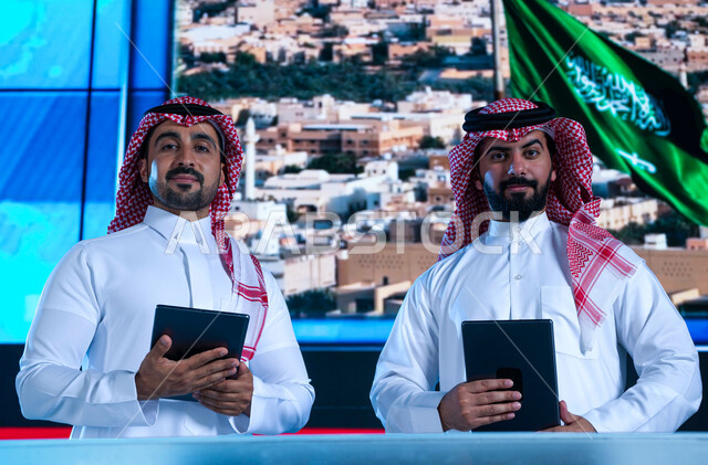 تقديم النشرة الإخبارية، مذيعان عربيان سعوديان خليجيان يقومان بقراءة الموجز الإخباري بإستخدام التابليت، دمج البيئة العملية مع التقنية والتكنولوجيا، الإحتفال بيوم العلم السعودي وإحياء ذكرى اليوم الوطني، خلفية شاشة إلكترونية لمدن ومعالم السعودية
