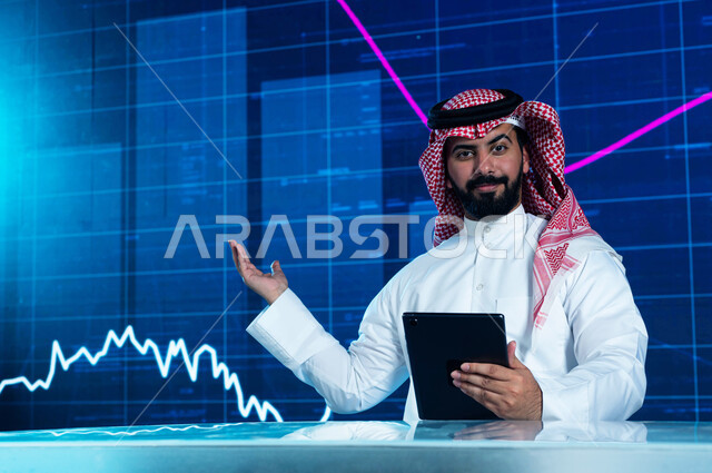 خلفية شاشة إلكترونية حديثة لصعود وهبوط مؤشر الأسهم والبورصة، مذيع وإعلامي عربي خليجي سعودي يقوم بتقديم النشرات الإخبارية الإقتصادية، قراءة الموجز الأخباري بإستخدام جهاز التابلت، التغيرات الحاصلة في أسعار السلع والثروات