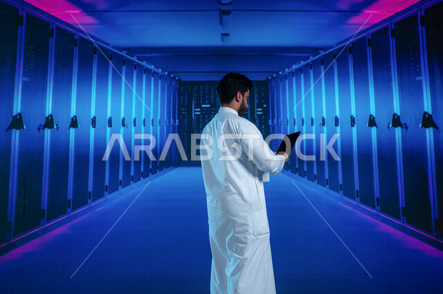 شبكة التخزين السحابي، ادارة غرفة التحكم بالسيرفرات وخوادم الانترنت العملاقة، رجل عربي خليجي سعودي يستخدم جهاز التابليت، الاستفادة من الخبرات السعودية في تطوير الداتا سنتر، خلفية هولوجرامية ثلاثية الأبعاد لمركز البيانات