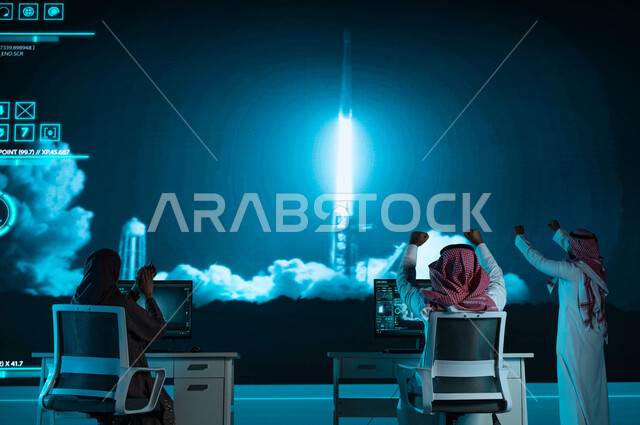  ايماءات التشجيع والتصفيق لنجاح انطلاق السفينة الفضائيه, رحلة عربيه سعوديه الى الفضاء الخارجي ،خلفية شاشات حديثه ،صورة من الخلف لفريق عمل يقوم بمراقبة لحظة انطلاق المكوك الفضائي من السعوديه ، مركز مراقبة رحلات الفضاء, رؤية 2030