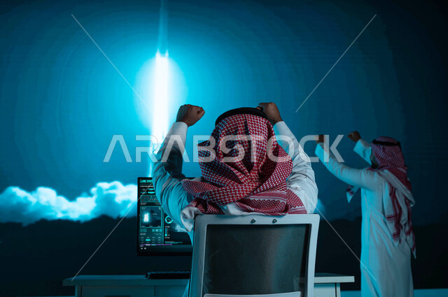 صورة من الخلف لفريق عمل يقوم بمراقبة لحظة انطلاق المكوك الفضائي من السعوديه ،  ايماءات التشجيع لنجاح انطلاق السفينة الفضائيه, مركز مراقبة رحلات الفضاء, رحلة عربيه سعوديه الى الفضاء الخارجي ،خلفية شاشات حديثه ، رؤية 2030