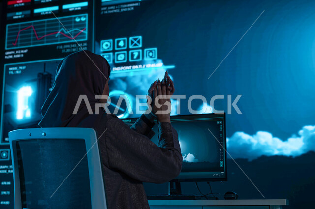 ايماءات التصفيق  لنجاح انطلاق السفينة الفضائيه, رحلة عربيه سعوديه الى الفضاء الخارجي ،خلفية شاشات حديثه ،صورة من الخلف لإمرأة عربية خليجية سعودية محجبة تقوم بمراقبة لحظة انطلاق المكوك الفضائي من السعوديه ، مركز مراقبة رحلات الفضاء, رؤية 2030