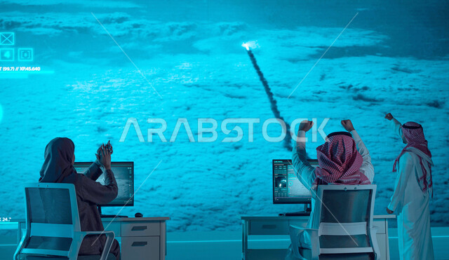  ايماءات التشجيع والتصفيق لنجاح انطلاق السفينة الفضائيه, رحلة عربيه سعوديه الى الفضاء الخارجي ،خلفية شاشات حديثه ،صورة من الخلف لفريق عمل يقوم بمراقبة لحظة انطلاق المكوك الفضائي من السعوديه ، مركز مراقبة رحلات الفضاء, رؤية 2030