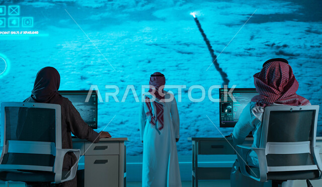 رحلة عربيه سعوديه الى الفضاء الخارجي ،خلفية شاشات حديثه ،صورة من الخلف لفريق عمل يقوم بمراقبة لحظة انطلاق المكوك الفضائي من السعوديه ، مركز مراقبة رحلات الفضاء, وقت انطلاق السفينة الفضائية، رؤية 2030