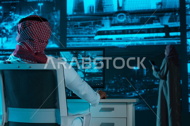 خلفية شاشات حديثه ،صورة من الخلف لفريق عمل يقوم بمراقبة الحركه المروريه في طرق وشوارع مدينة الرياض، كاميرات إلكترونيه متطورة ، مركز الاداره والإشراف على أمن أحياء ومناطق السعوديه، رؤية ٢٠٣٠