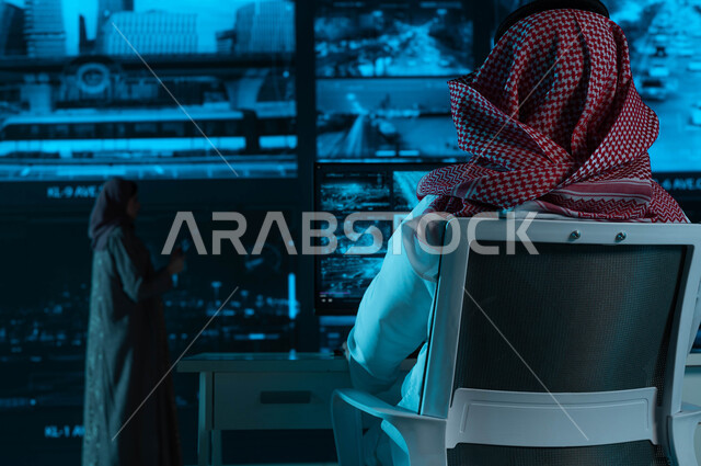 خلفية شاشات حديثه ،صورة من الخلف لفريق عمل يقوم بمراقبة الحركه المروريه في طرق وشوارع مدينة الرياض، كاميرات إلكترونيه متطورة ، مركز الاداره والإشراف على أمن أحياء ومناطق السعوديه، رؤية ٢٠٣٠