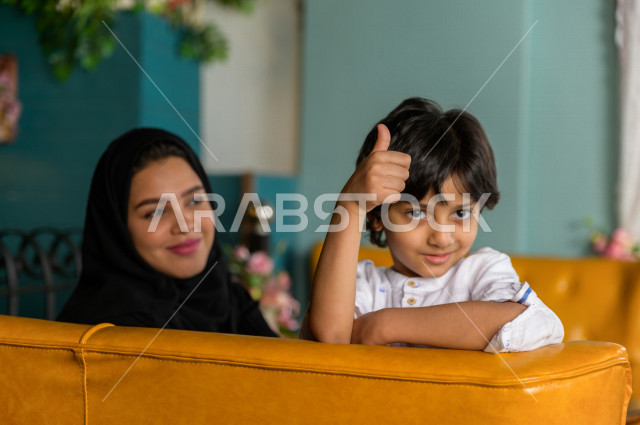 A Saudi Arabian Gulf family spends an enjoyable time at the dining table in the restaurant, family entertainment, a variety of food items and delicious food on the table, unique and distinctive sessions, restaurants and cafes in Saudi Arabia