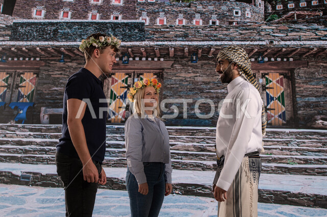 الدردشة والنقاشات مع السياح، عادات وتقاليد شعبيه ،قرية رجال ألمع التراثية في منطقة عسير،الوقوف أمام الأثار التاريخية القديمة في أبها ،رجل عربي خليجي يرتدي الزي الجنوبي الشعبي مع الزائرين الاجانب يرتدون اكليل من الورد العسيري العطري، معالم سياحية مشهورة