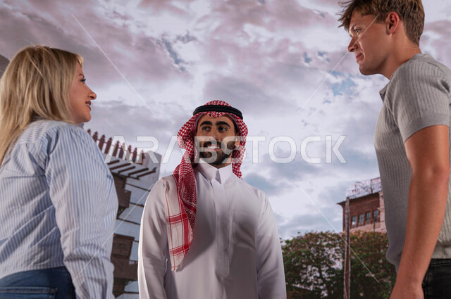 تبادل الأحاديث بين المباني الأثرية و الأحياء الشعبيه في جده التاريخيه، الزائرين الاجانب مع رجل سعودي بإيماءات تدل على السعادة, قدوم السياح من شتى أنحاء العالم، فتح ابواب السياحه السعودية، أماكن ومعالم سياحيه تاريخيه في حي البلد، دليل سياحي عربي