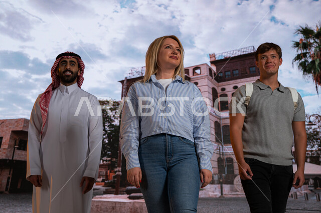 الاستمتاع بالتجول بين المباني الأثرية و الأحياء الشعبيه في جده التاريخيه، الزائرين الاجانب مع المرشد السياحي بإيماءات تدل على السعادة, قدوم السياح من شتى أنحاء العالم، فتح ابواب السياحه السعودية، أماكن ومعالم سياحيه تاريخيه في حي البلد، دليل سياحي عربي