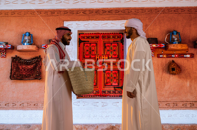 ديكورات وإكسسوارات شعبيه تراثيه، رحلات تعليميه مميزة في المتحف الوطني السعودي التاريخي في مدينة الرياض, اماكن سياحية ثقافية, رجل عربي سعودي مع سائح عربي اماراتي يرتدي العمامة والكندورة يقفان في مركز الملك عبد العزيز (قصر المربع)، معالم تاريخية وطنية