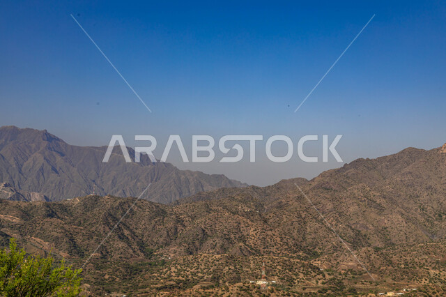 القمم والمرتفعات و التكوينات الصخرية في السعوديه، وادي حمر في منطقة جازان في المملكة العربية السعودية،  البيئة الجبلية و الأشجار الخضراء, معالم جازان الطبيعية السياحية.