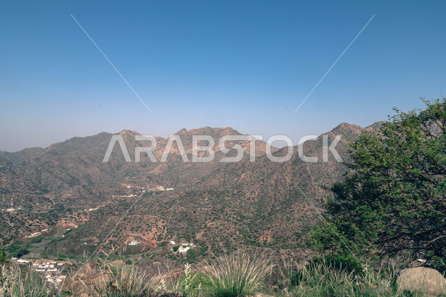 البيئة الجبلية و الأشجار الخضراء, وادي حمر في منطقة جازان في المملكة العربية السعودية، القمم والمرتفعات و التكوينات الصخرية في السعوديه، معالم جازان الطبيعية السياحية.