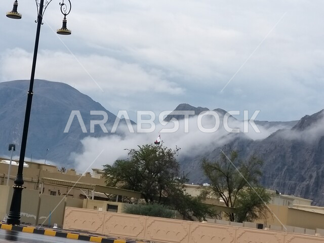  التكوين الطبيعي والجبلي والأثري لولايه خصب, صورة  من الاعلى للضباب فوق جبال ولاية خصب، المركز الإقليمي لمحافظة مسندم في سلطنة عمان, أماكن و معالم طبيعية سياحية مشهورة.