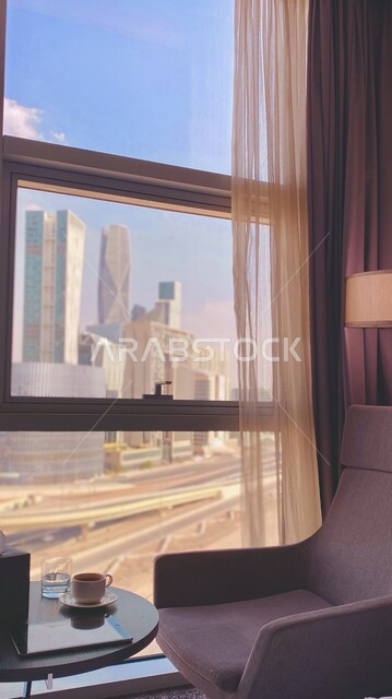 غرفة مطله على ابراج مركز الملك عبد الله المالي ، المدينة الاقتصاديه (كافد) في المملكة العربية السعودية، التطور العمراني في مدينة الرياض ، الجلوس والاستمتاع بالمناظر الخارجيه عبر النافذه.