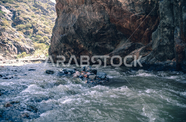 البيئة الجبلية و الأشجار الخضراء, المياه الجارية بين الأودية والجبال في منطقة جازان في المملكة العربية السعودية, معالم جازان الطبيعية السياحية, القمم والمرتفعات و التكوينات الصخرية في السعوديه.