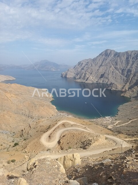 صورة جوية للطرق الجبلية في ولاية خصب على ساحل خليج عمان, المركز الإقليمي لمحافظة مسندم في سلطنة عمان, التكوين الطبيعي البحري والجبلي والأثري لولاية خصب, أماكن و معالم طبيعية سياحية مشهورة.