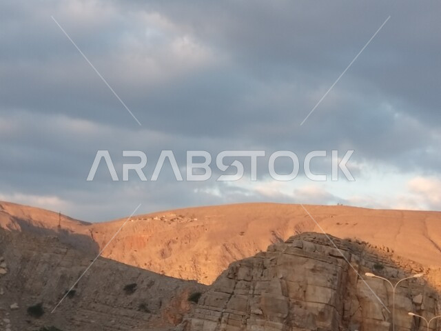 القمم الجبلية و المرتفعات و الغيوم في ولاية خصب، التكوين الطبيعي والجبلي والأثري لولايه خصب, المركز الإقليمي لمحافظة مسندم في سلطنة عمان, أماكن و معالم طبيعية سياحية مشهورة.