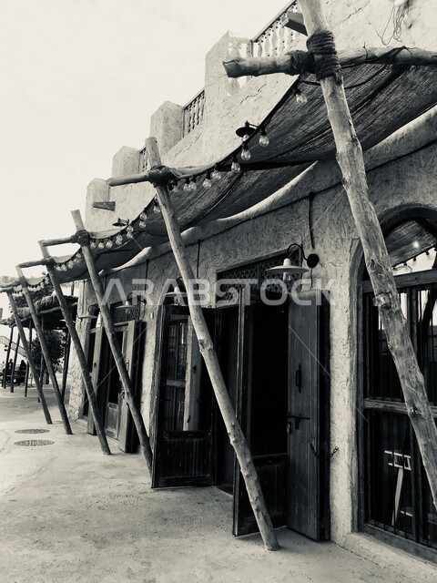 صورة للأسواق الشعبية و المحلات التجارية القديمة بالأسود والأبيض, البنية الطينية و الخشبية للمباني, الفن الهندسي المعماري على الطراز القديم, الأثار التاريخية و التراثية في المملكة العربية السعودية.