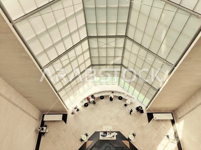 صورة علوية لساحة الطابق السفلي في المتحف الإسلامي للفنون في العاصمة القطرية الدوحة, أولى مشاريع متاحف قطر, المؤسسات الرائدة في العالم للفن الإسلامي, الفن الهندسي المعماري و الأثاث و الديكور الداخلي للمتحف.