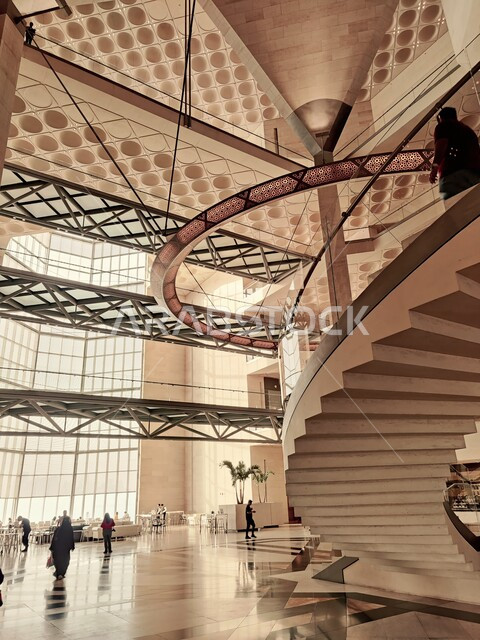 الفن الهندسي المعماري و الديكور الداخلي للمتحف الإسلامي للفنون في العاصمة القطرية الدوحة, البهو الداخلي للمتحف, أولى مشاريع متاحف قطر, المؤسسات الرائدة في العالم للفن الإسلامي.