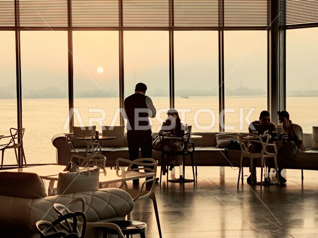 تقديم الخدمات في المقهى الداخلي  للمتحف الإسلامي للفنون في العاصمة القطرية الدوحة, المؤسسات الرائدة في العالم للفن الإسلامي, أولى مشاريع متاحف قطر, الفن الهندسي المعماري و الأثاث و الديكور الداخلي للمتحف.