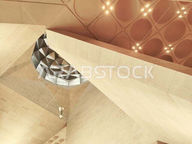 المؤسسات الرائدة في العالم للفن الإسلامي، الفن الهندسي المعماري و الديكور الداخلي للمتحف الإسلامي للفنون في العاصمة القطرية الدوحة, البهو الداخلي للمتحف مع تفاصيل السقف والجدران, أولى مشاريع متاحف قطر.