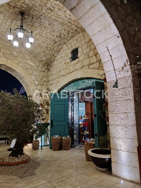 متجر مشتريات داخل مطعم بيت التلة في الدوحة في قطر, سوق بيت التله, المطاعم و أماكن التسوق و الترفيه في قطر, الديكورات و التصاميم الداخلية وتصميم  البوابة الرئيسية للسوق.