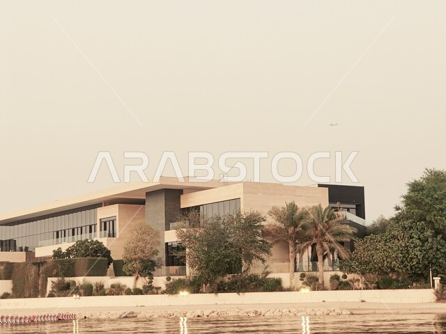 خليج اللؤلؤ في قطر، صورة مقربة لبيت صيفي في كورنيش الدوحة على شاطئ الخليج العربي، فنون معمارية حديثة، واجهة بحرية سياحية بدولة قطر.